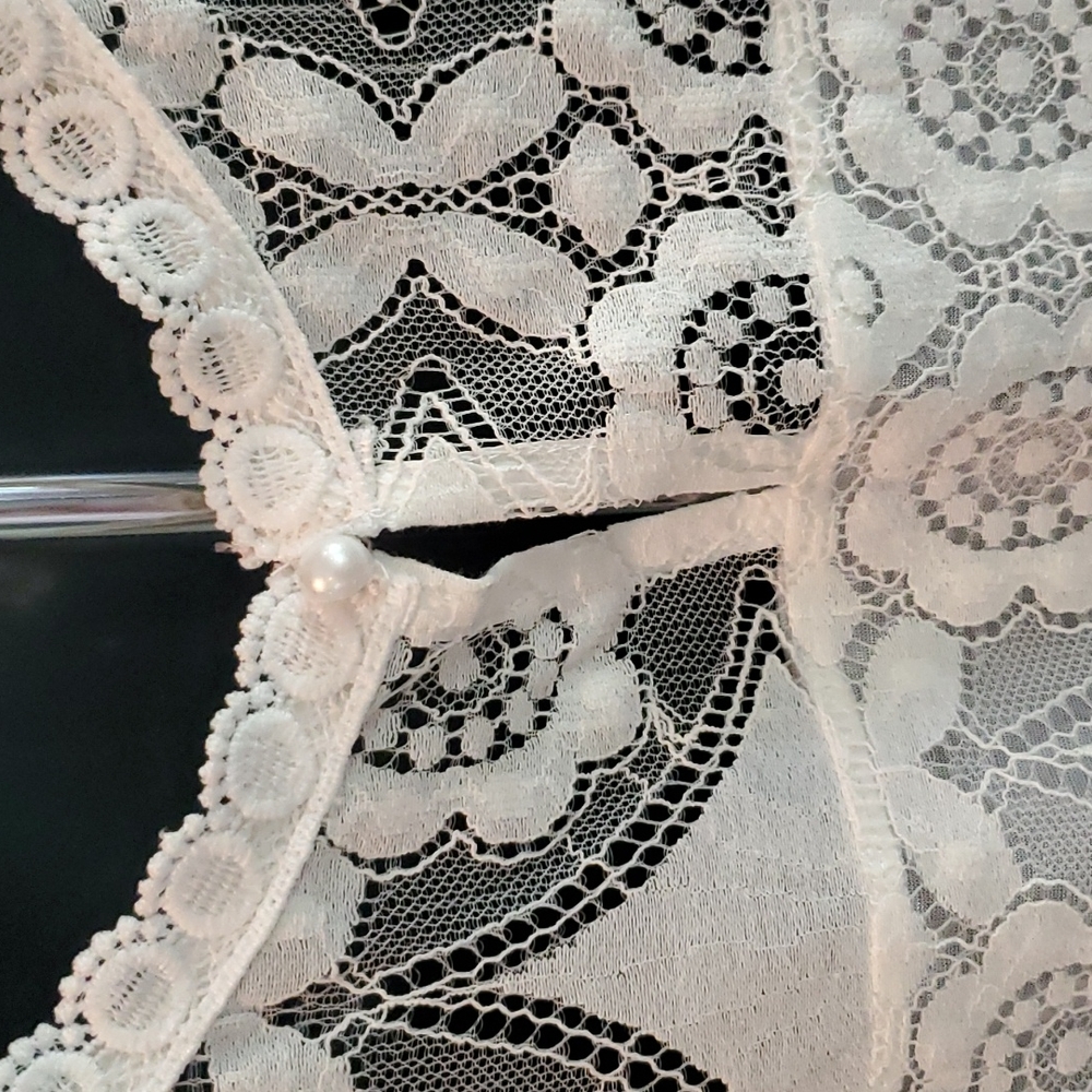 WHITE SLEEVELESS LACE XL BLOUSE - Picture 4 of 10